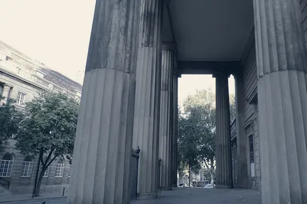Eski bir mahkeme binasının sütunlu portikosu