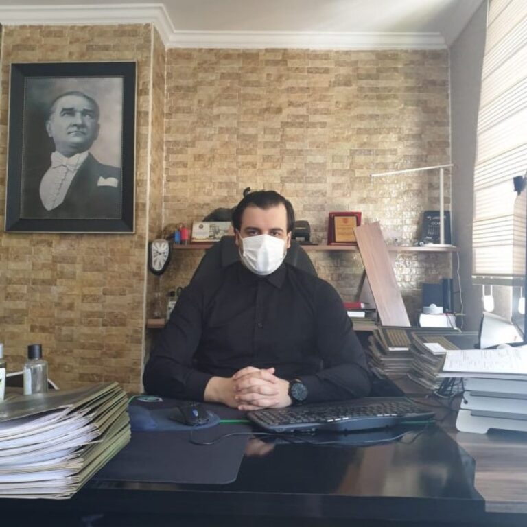Avukat Saim İncekaş Görsel Ofis Odasında Çalışma Masasında