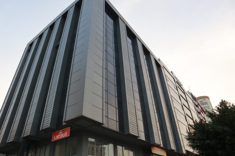 Ziya Algan İş Merkezi cephesi, Turhan Cemal Beriker Bulvarı