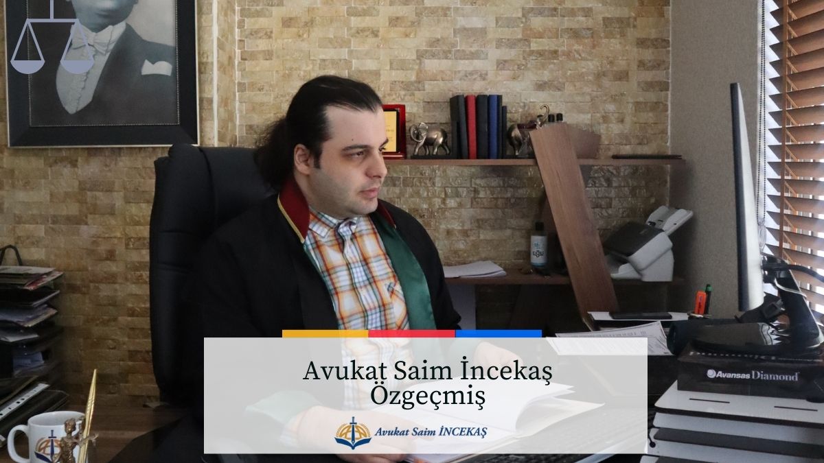 Avukat Saim İncekaş, hukuk ofisinde masasında otururken belge incelerken görülüyor. Siyah ceket, ekose gömlek ve yeşil avukat kravatı giyiyor. Arka planda hukuk kitapları, adalet terazisi tablosu ve taş duvarlı profesyonel ofis ortamı yer alıyor.